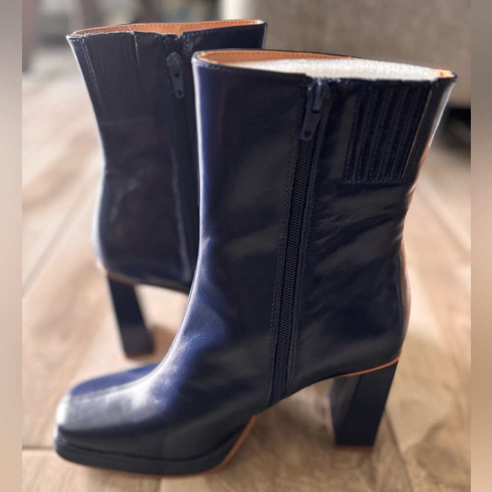 Steve Madden Navy Blue platform boots. New never worn. Size 9.5. Comes with box